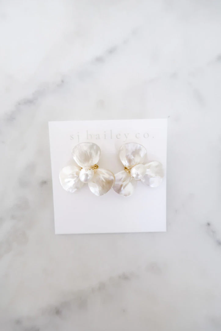 The Georgie in Pearl Earrings